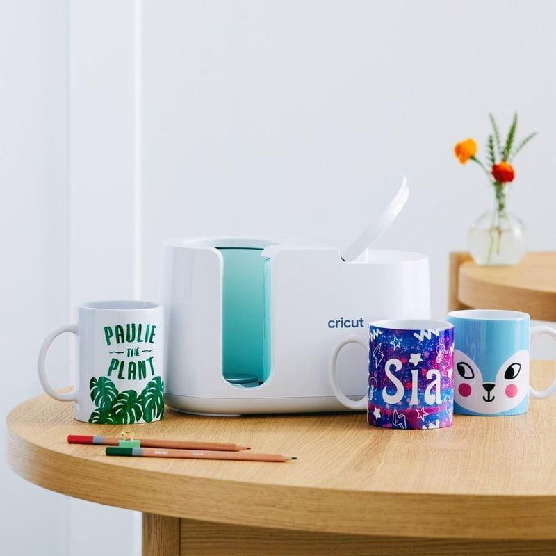Cricut Mug Press Blanco - Plancha para tazas Sobre una mesa