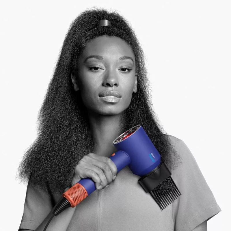 Dyson Supersonic Nural 1600 W Azul, Laranja - Secador de cabelo imagem real com uma pessoa
