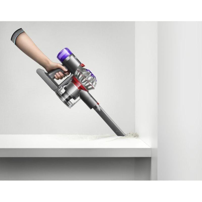 Aspiração de cantos com a Dyson V8 Advanced Níquel/Prata