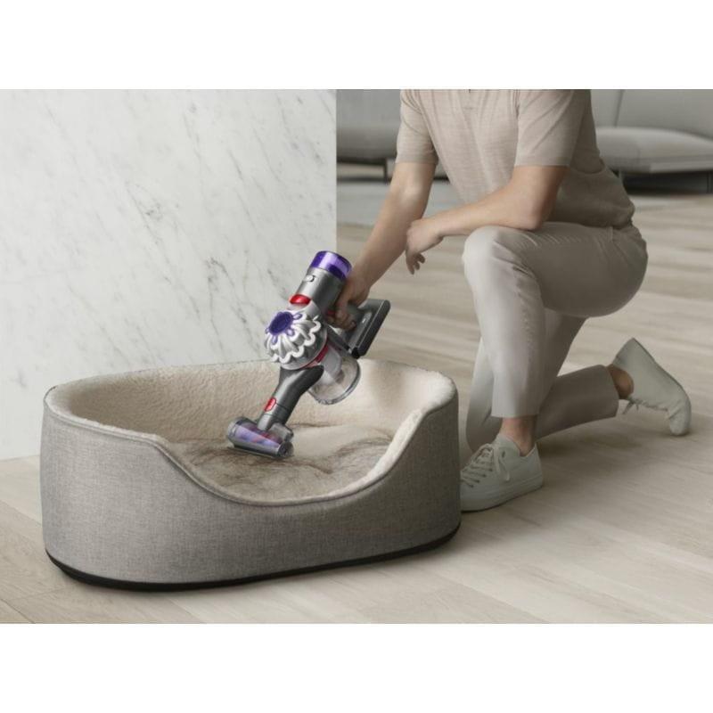Aspiração de pelos de animais com a Dyson V8 Advanced Níquel/Prata