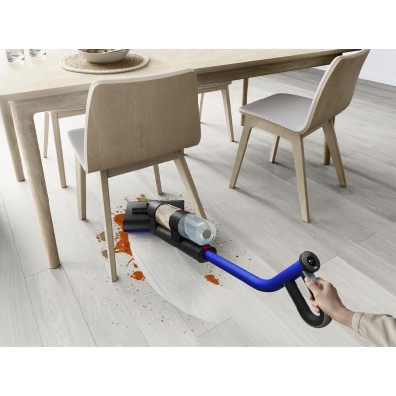 Limpeza sob a mesa com o Aspirador de chão Dyson Wash G1