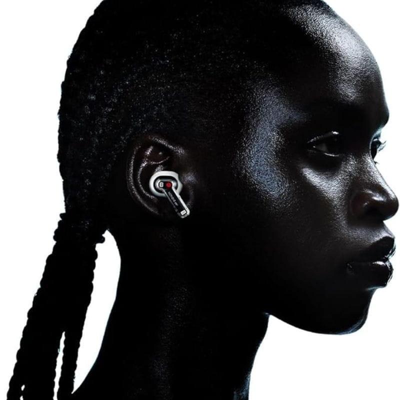  Nothing Ear White - Casque Bluetooth image du casque sur une personne