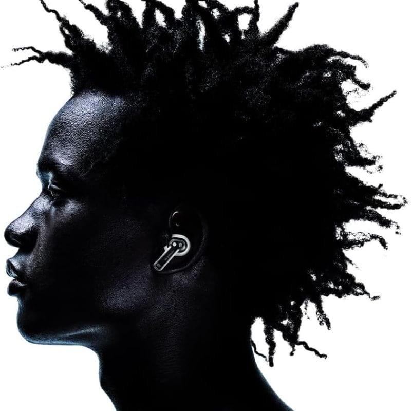 Nothing Ear Negro - Auriculares Bluetooth imagen de los auriculares con una persona