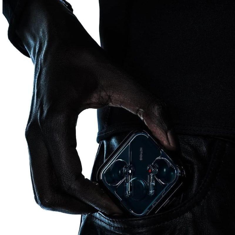 Nothing Ear Negro - Auriculares Bluetooth imagen de los auriculares en una mano