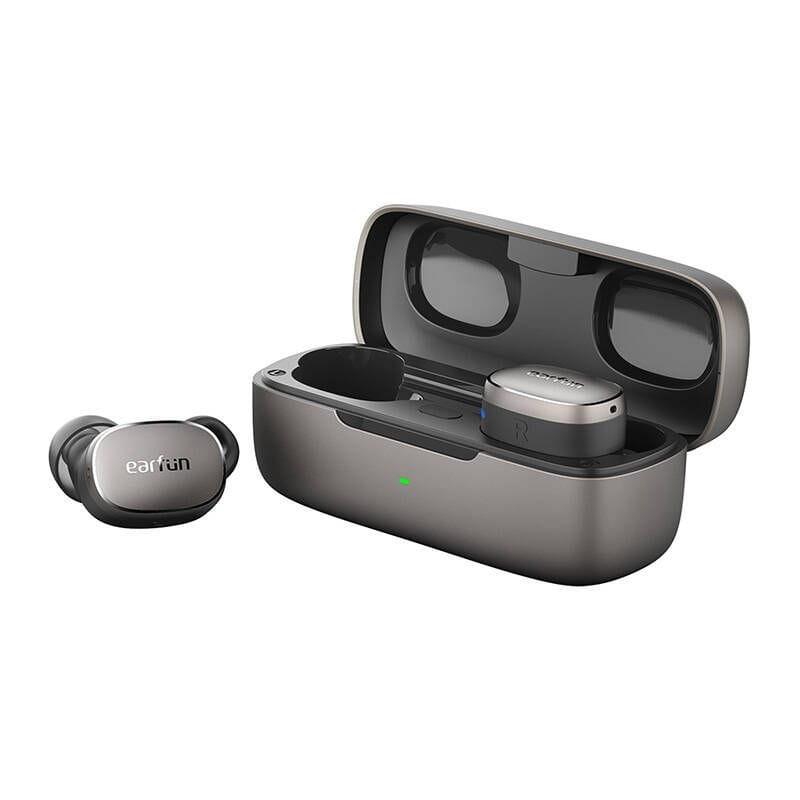 Earfun Free Pro 3 Black - Casque Bluetooth image avec étui de chargement ouvert
