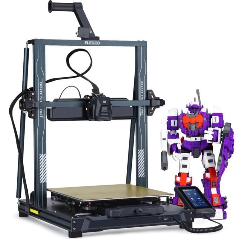 Figure de personnage en 3D à côté de l'imprimante 3D FDM ELEGOO Neptune 4 Plus