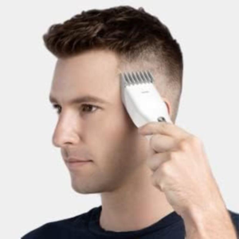Chico cortando su pelo con el ENCHEN BOOST-W Blanco