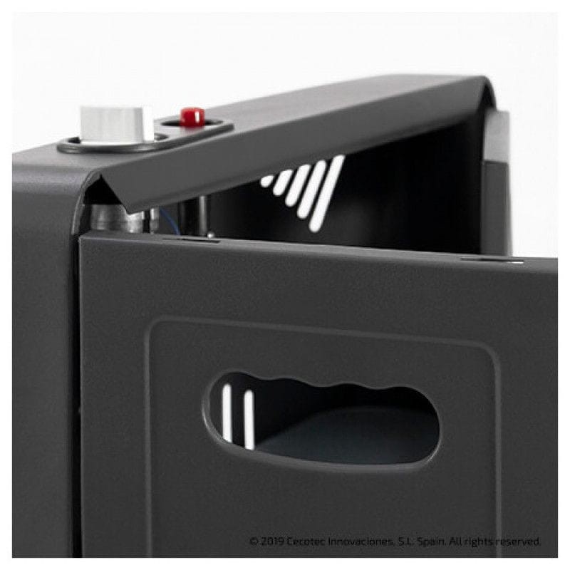 detalle del termostato y la puerta de la Estufa de combustible líquido Cecotec 05341 4200W en negro