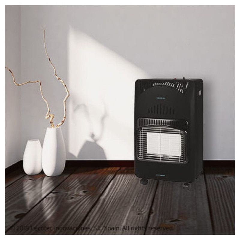 Vista general de la Estufa de combustible líquido Cecotec 05341 4200W en negro en una estancia