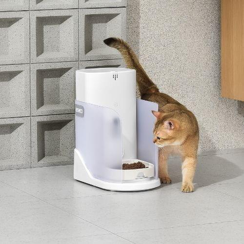 Comedero inteligente con reconocimiento facial CATLINK FACELINK Blanco imagen real con gato