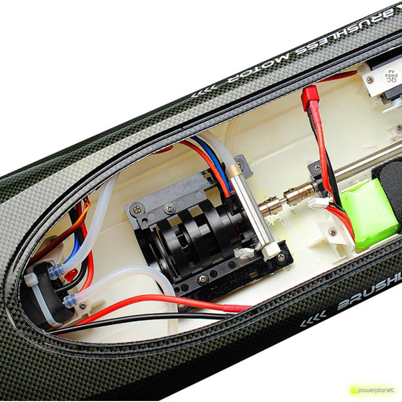 Interior de la Lancha RC Fei Lun FT011 65cm con motor brushless, cableado multicolor, servo, ejes y batería verde visibles en chasis efecto fibra de carbono