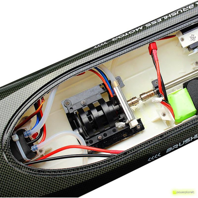 Interior de la Lancha RC Fei Lun FT011 65cm con motor brushless, cableado multicolor, servo, ejes y batería verde visibles en chasis efecto fibra de carbono