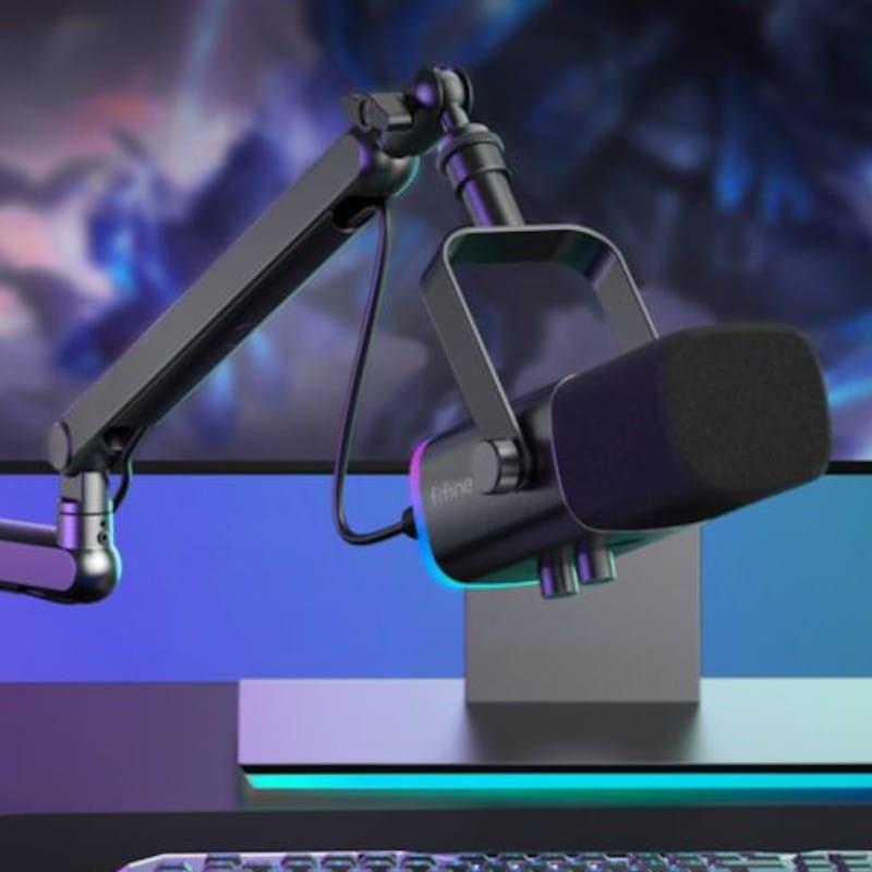Braço em perspectiva do Microfone USB Fifine AmpliGame TAM8 para Gravação e Transmissão em Preto