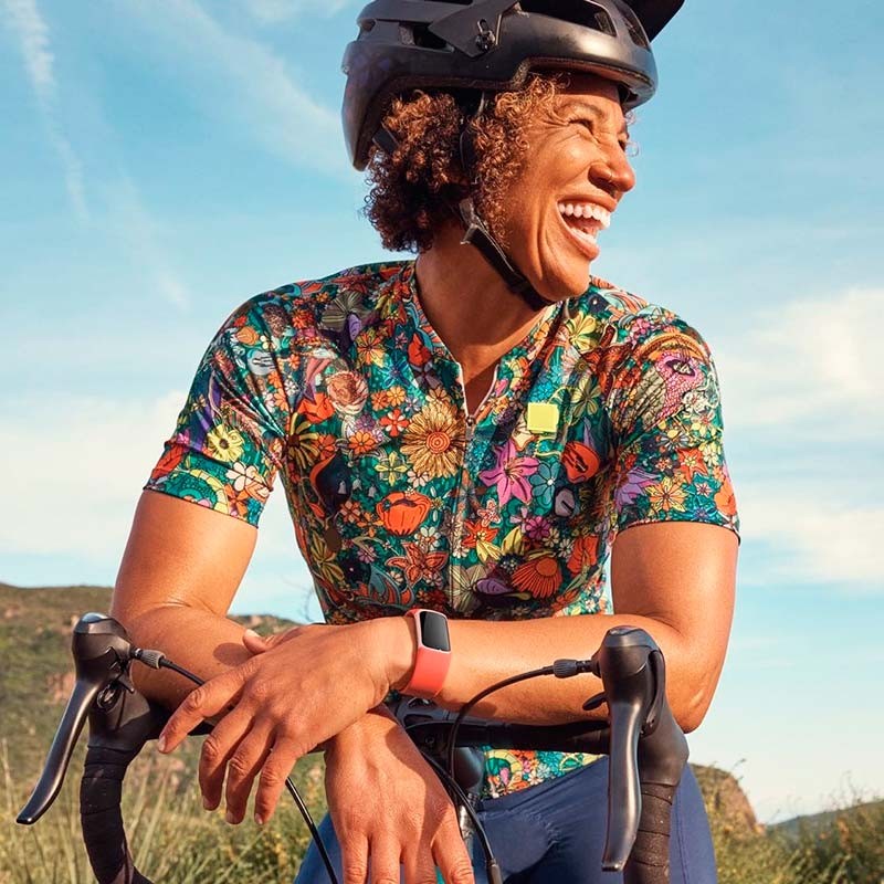 photo réelle du Bracelet d'Activité Fitbit Charge 6 Or