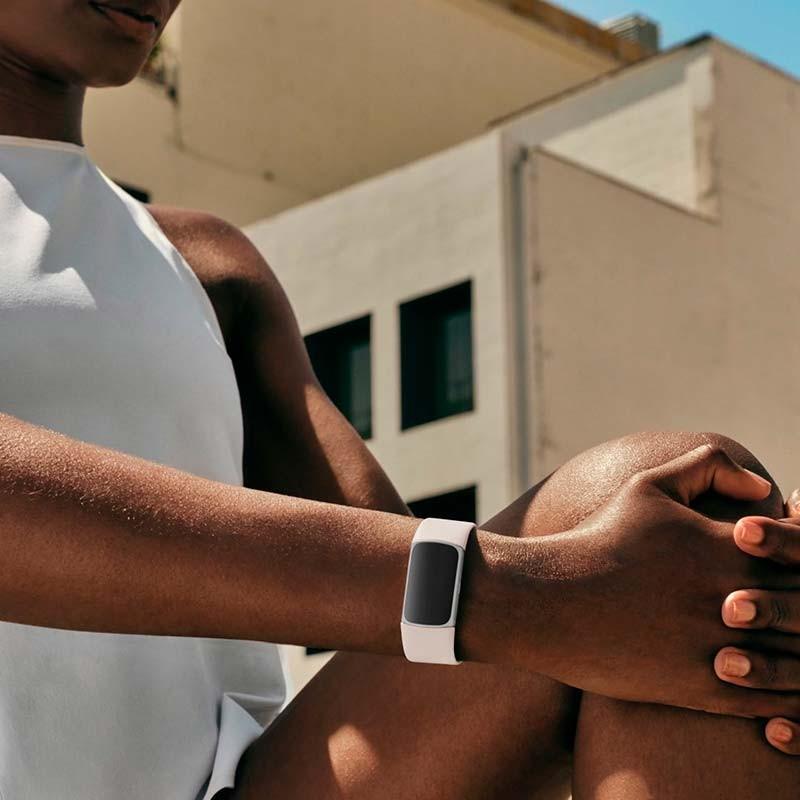 foto real de la Pulsera de actividad Fitbit Charge 6 Plata