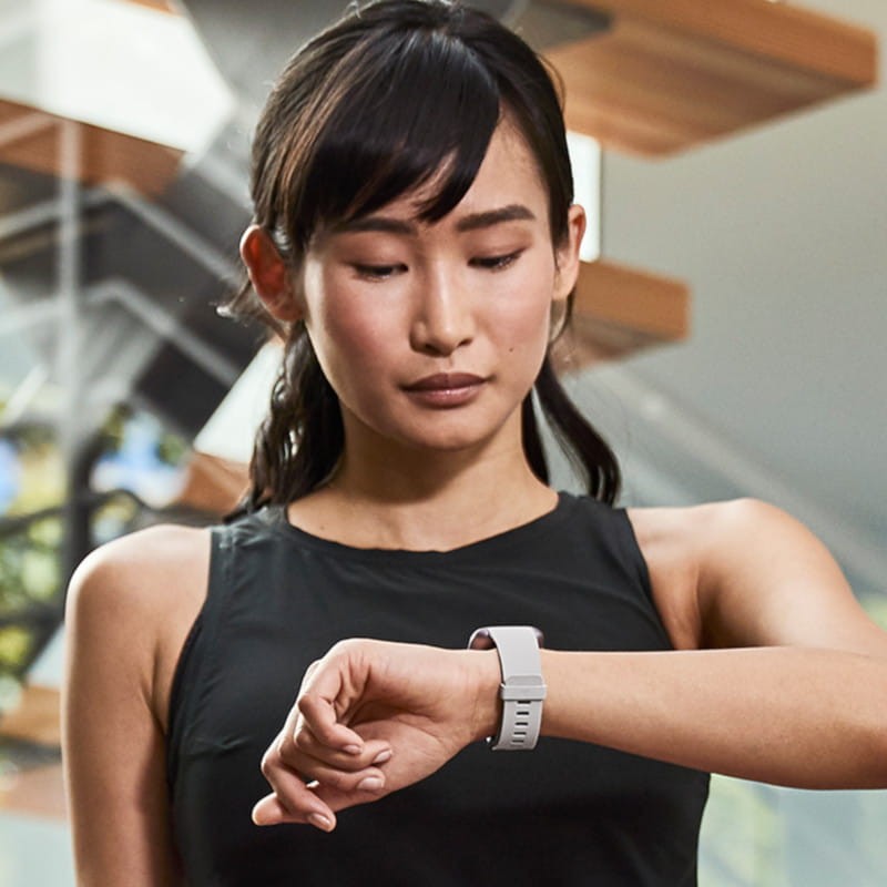 Fitbit Versa 2 Gris Piedra Aluminio / Correa Gris Niebla - Elegante