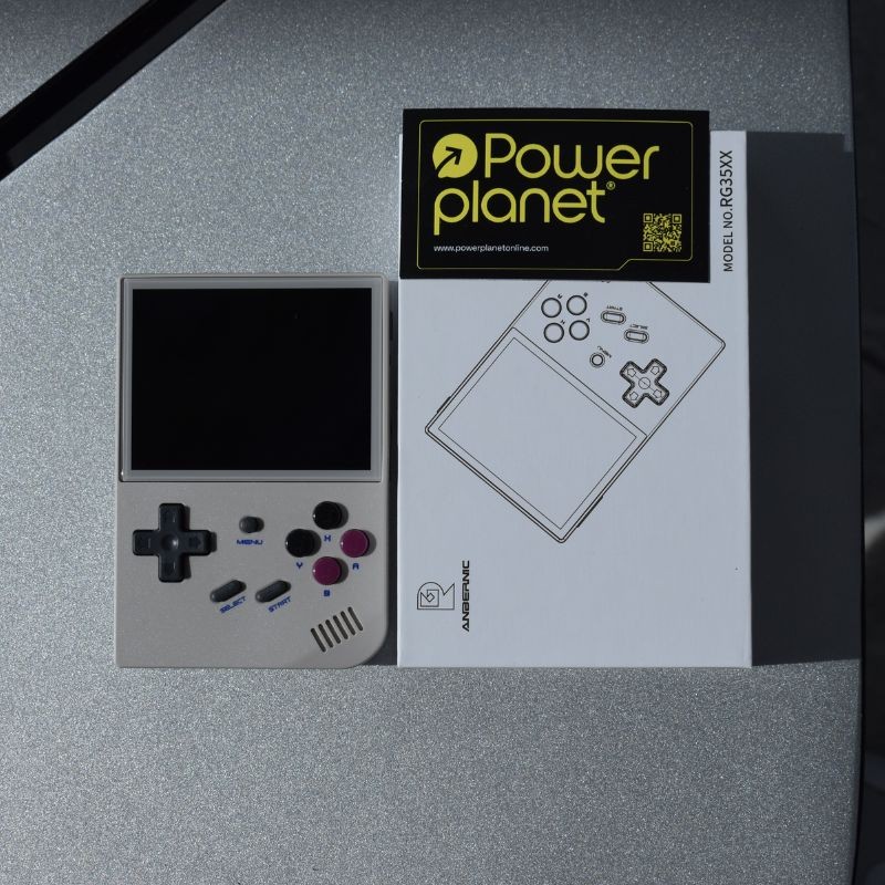 Foto real de la Consola Retro Portátil Anbernic RG35XX 2024 64GB Gris