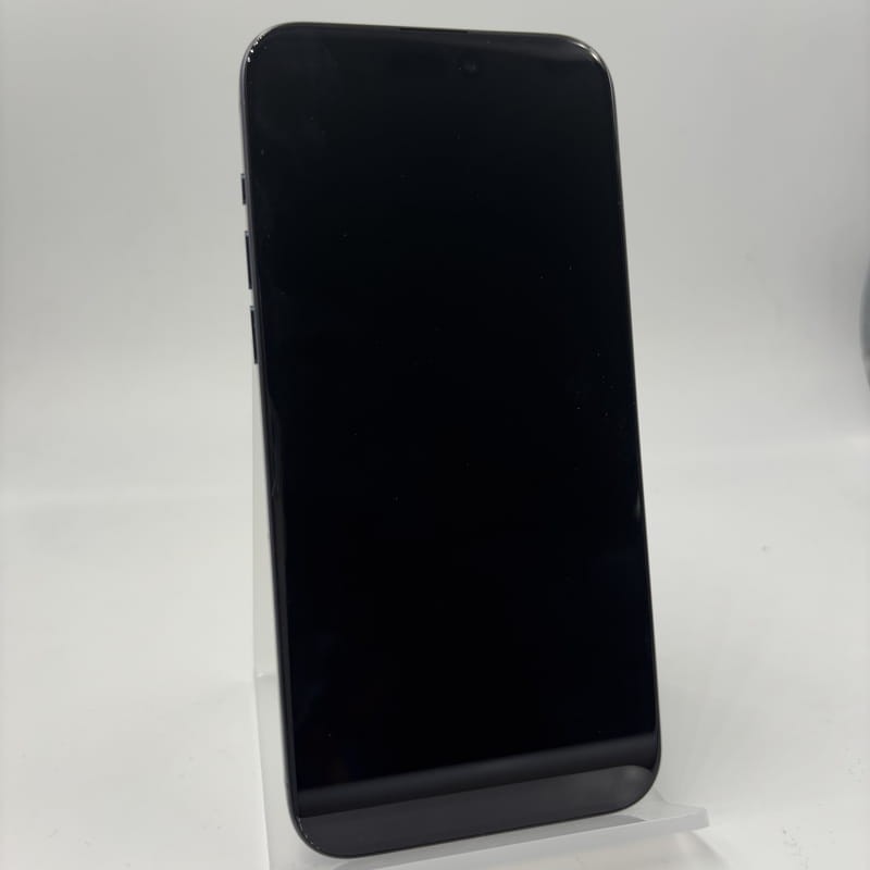 iPhone 15 Pro Max 5G 256GB titanio azul, renovado estado excelente; pantalla negra sin rasguños, bordes azules, botones laterales visibles en soporte blanco.