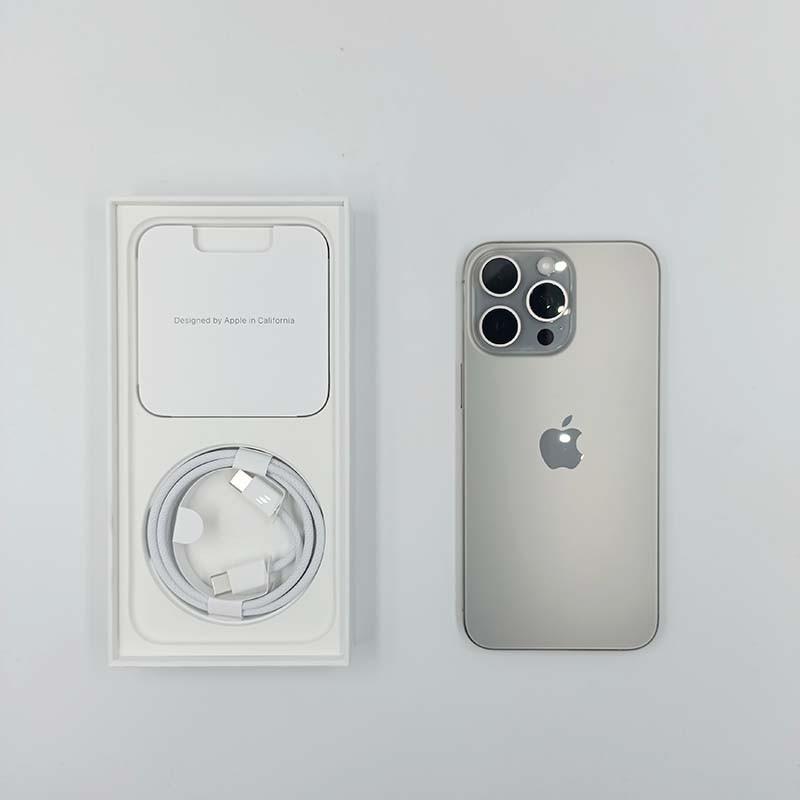 Foto real contenido del Apple iPhone 15 Pro Max 5G 256GB Titanio Natural Renovado - Estado Premium