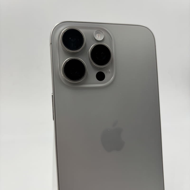 Foto real de la cámara trasera del Teléfono móvil Apple iPhone 15 Pro Max 256GB Natural - Renovado - Estado Excelente