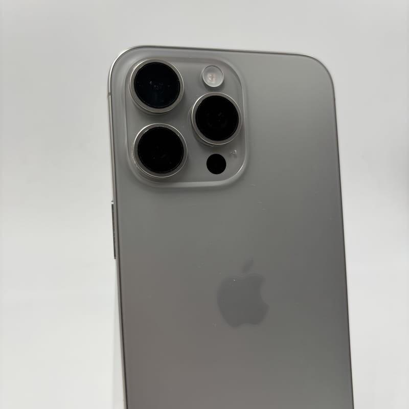 Foto real de la cámara trasera del Teléfono móvil Apple iPhone 15 Pro Max 256GB Natural - Renovado - Estado Excelente