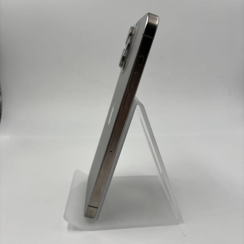 Foto real lateral derecha del Teléfono móvil Apple iPhone 15 Pro Max 256GB Natural - Renovado - Estado Excelente