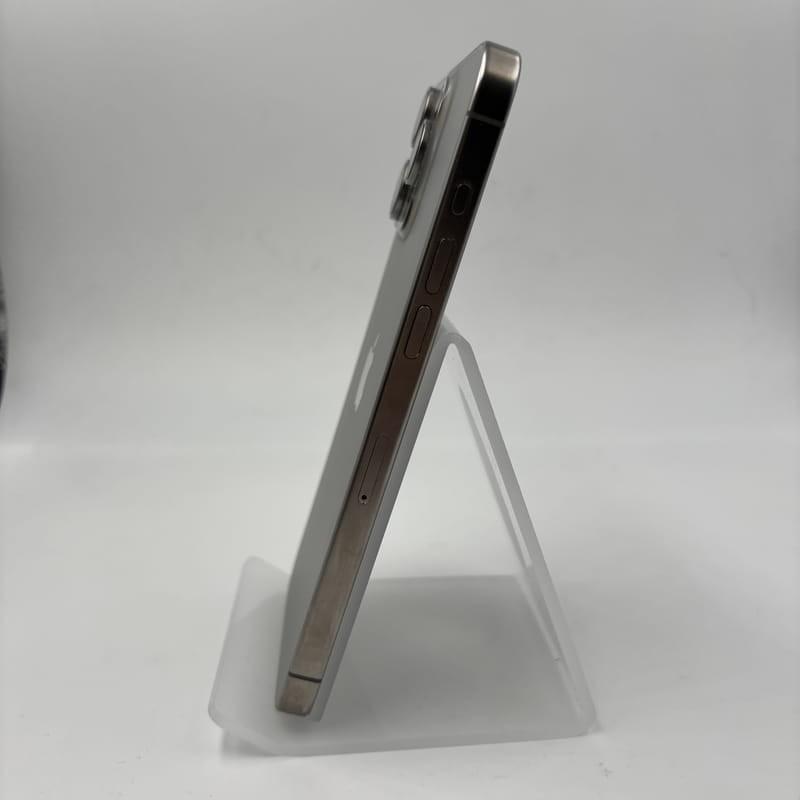 Foto real lateral derecha del Teléfono móvil Apple iPhone 15 Pro Max 256GB Natural - Renovado - Estado Excelente