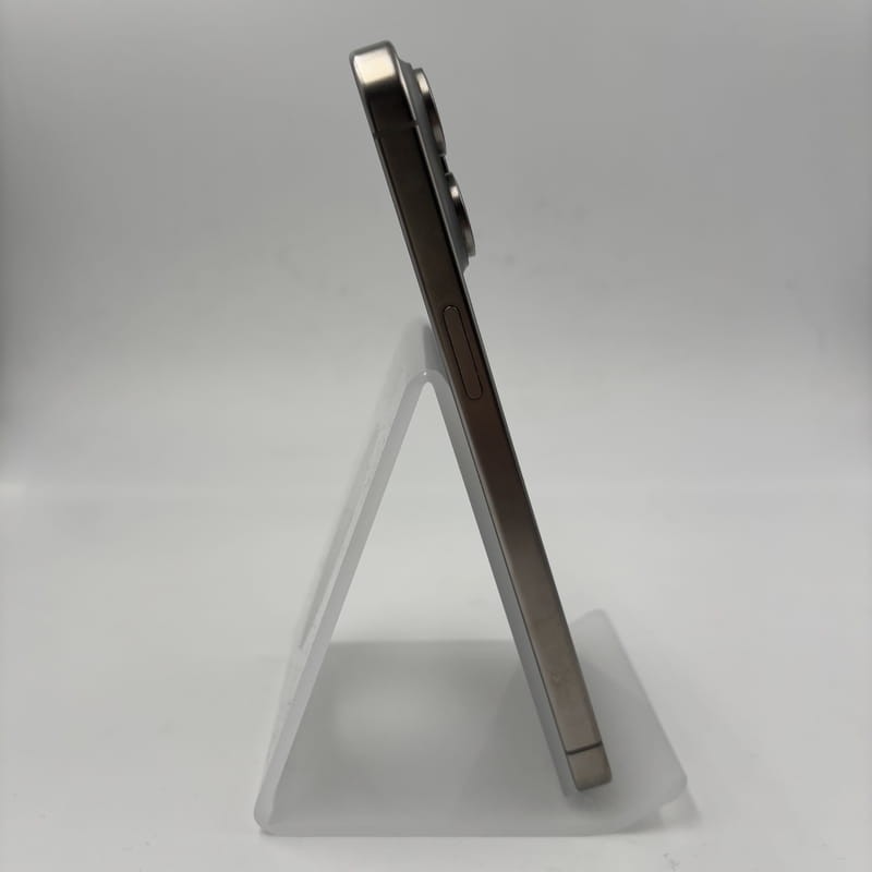 Foto real lateral izquierda del Teléfono móvil Apple iPhone 15 Pro Max 256GB Natural - Renovado - Estado Excelente