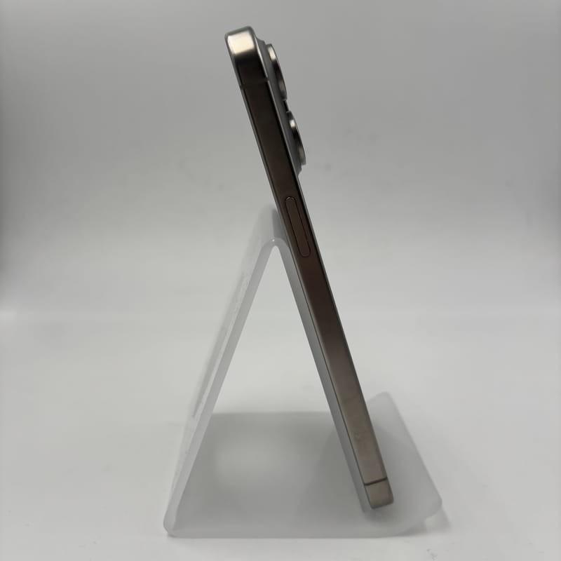 Foto real lateral izquierda del Teléfono móvil Apple iPhone 15 Pro Max 256GB Natural - Renovado - Estado Excelente