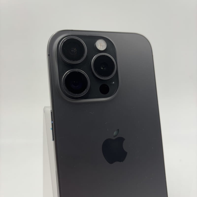 Détail photo arrière de l'appareil photo iPhone 15 Pro 5G 256 Go Noir Titane Renouvelé - Excellent État