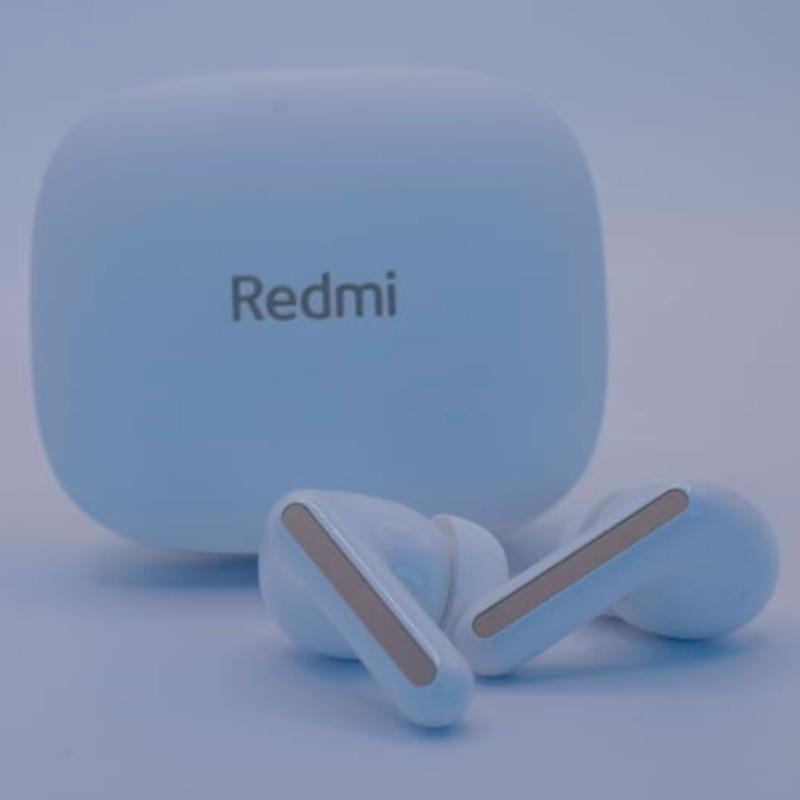 Photo réelle de face des Xiaomi Redmi Buds 6 Blanc avec suppression du bruit (ANC) - Écouteurs Bluetooth avec leur boîtier de charge