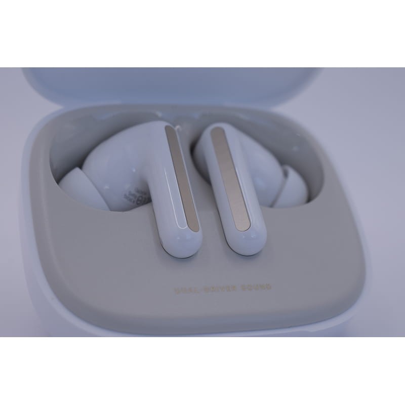 Photo du haut des Xiaomi Redmi Buds 6 Blanc avec suppression du bruit (ANC) - Casque Bluetooth à l'intérieur de leur boîte