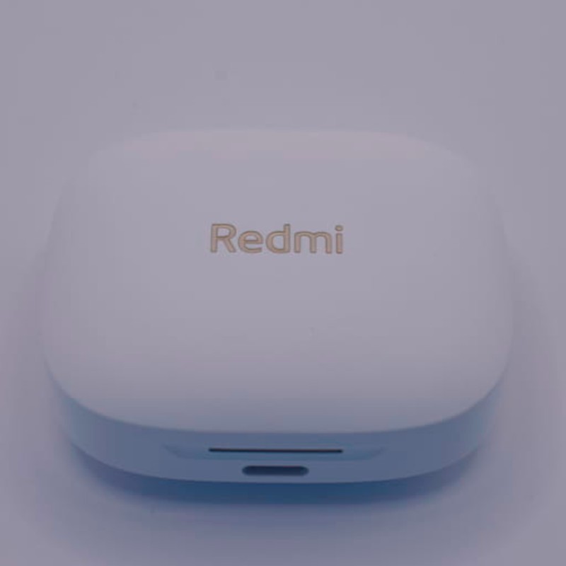 Photo réelle du boîtier de chargement des Xiaomi Redmi Buds 6 Blanc avec suppression du bruit (ANC) - Casque Bluetooth