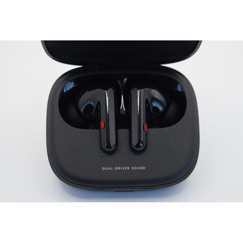 Foto superior de los Xiaomi Redmi Buds 6 Negro con cancelación de ruido (ANC) - Auriculares Bluetooth dentro de su caja de carga