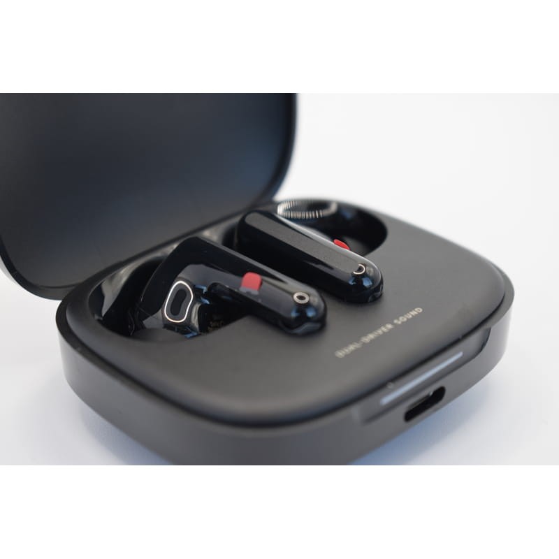 Foto real superior de los Auricualres Xiaomi Redmi Buds 6 Negro con cancelación de ruido (ANC) en su caja de carga