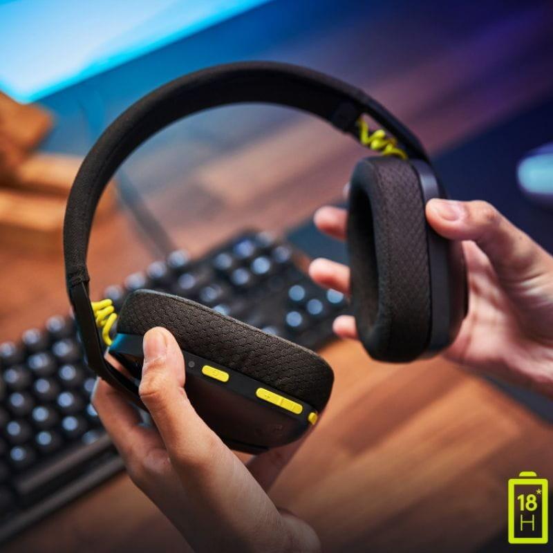 Logitech G G435 Bluetooth Negro - Auriculares Gaming imagen en las manos de una persona