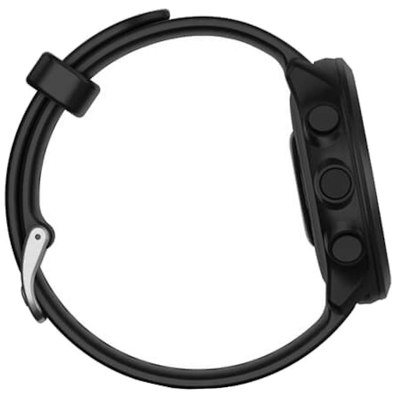 Garmin Forerunner 55 Preto smartwatch visto de lado, caixa redonda preta com três botões, perfil fino e pulseira de silicone preta com fivela metálica