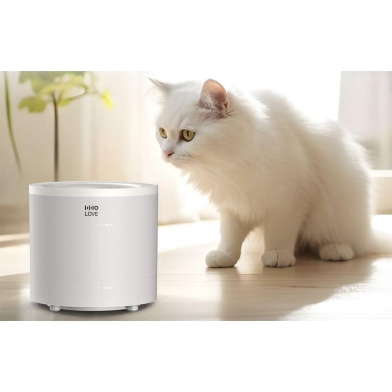 Chat près de la Fontaine à eau HHOLove CT-FTKSD