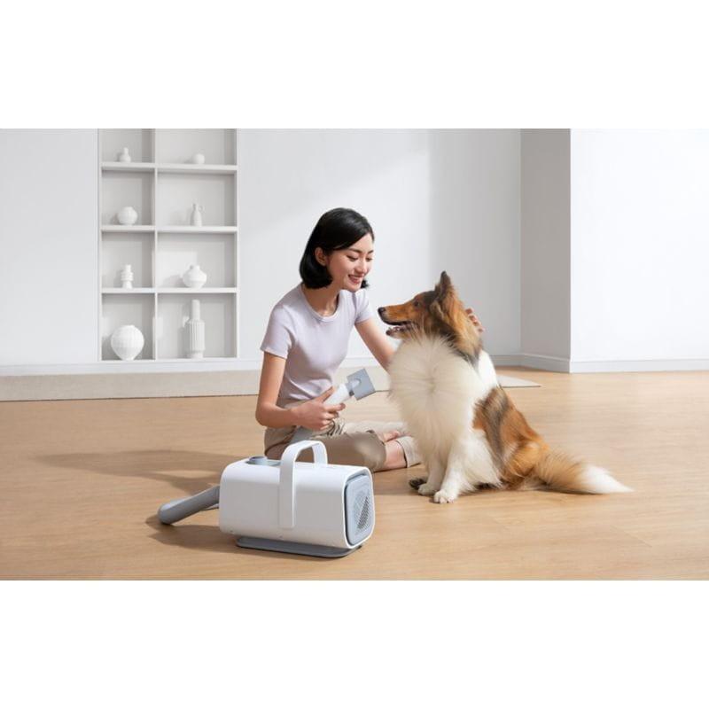 Chica secando el pelo a su perro con el Secador para mascotas Homerunpet PD10