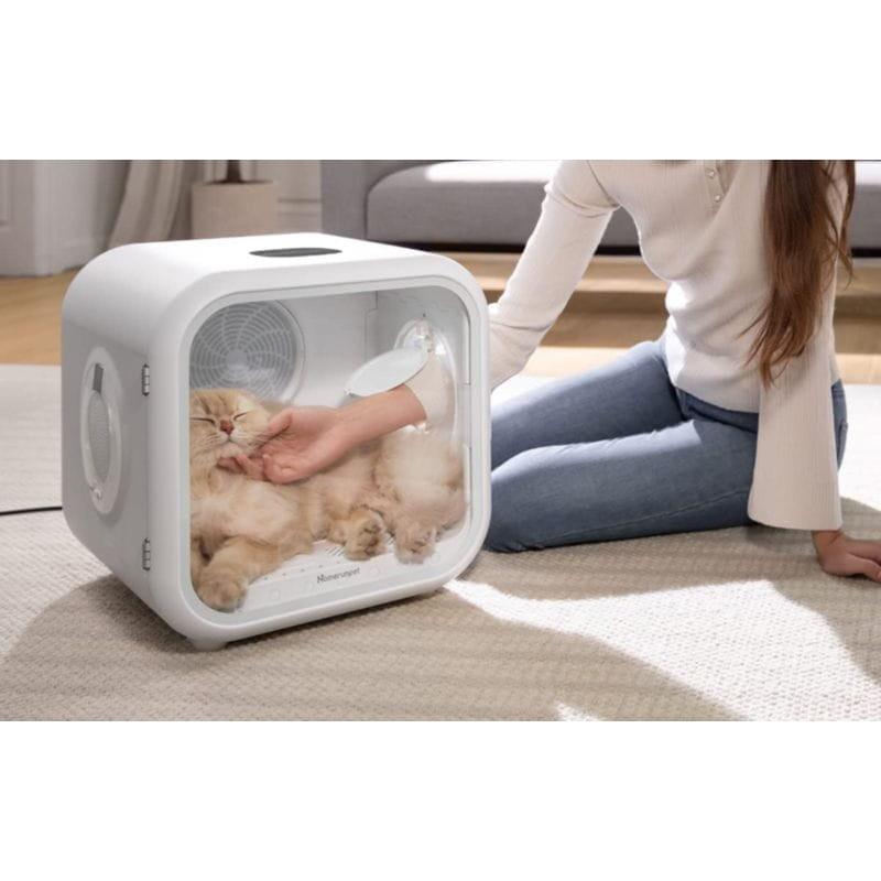 Chica acariciando a un gato desde fuera de la Homerunpet PD50 Estación de secado para mascotas