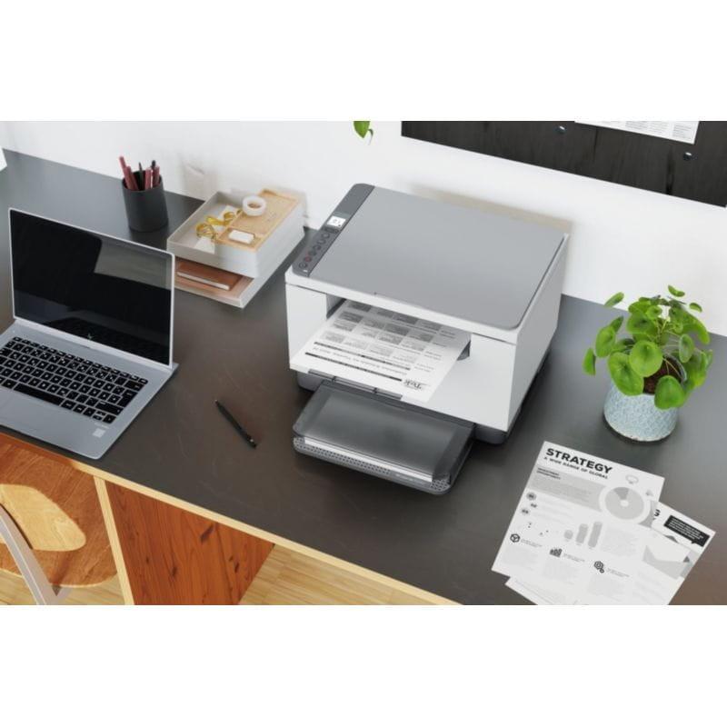 Imprimante multifonction HP LaserJet M234d sur un bureau