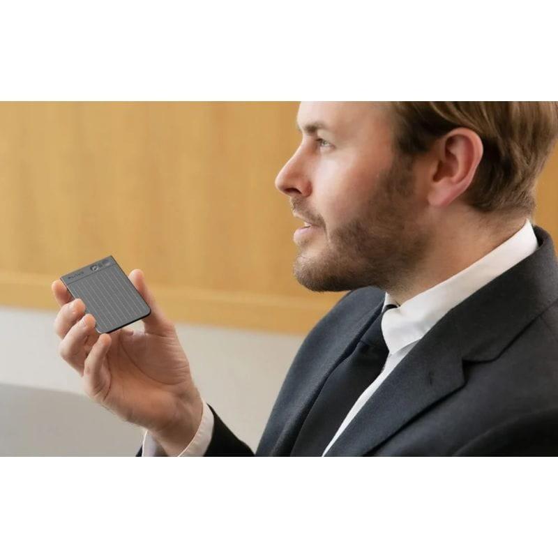 Chico grabándose con la Grabadora de Voz con IA PLAUD Note Negro 64GB