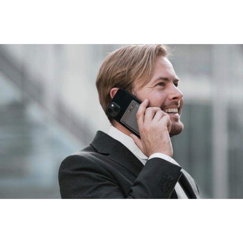 Chico grabando una llamada de teléfono con la Grabadora de Voz con IA PLAUD Note Negro 64GB