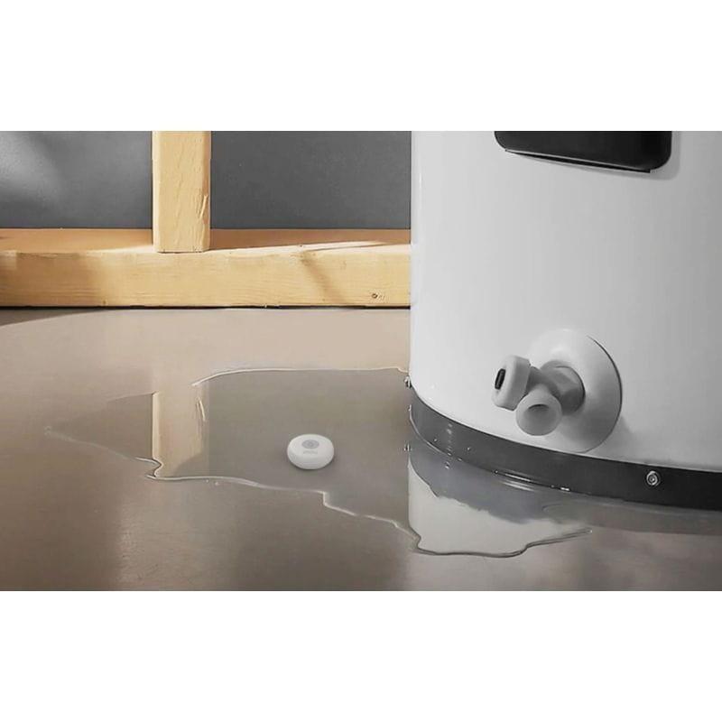 Sensor de fugas de agua Zigbee Imou ZL1 junto a un depósito de agua