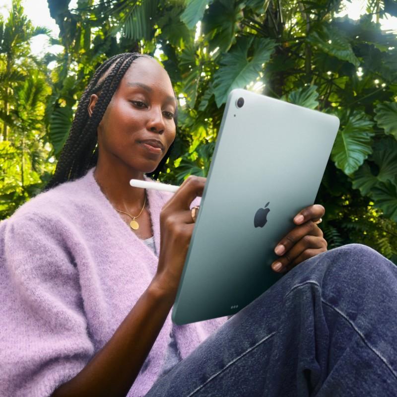 Menina com o Apple iPad Air 2025 11