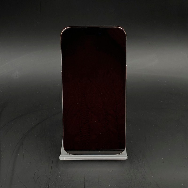 iPhone 14 Pro Max morado oscuro, 128GB, renovado en estado excelente; pantalla grande sin marcos visibles, bordes curvos y soporte blanco minimalista.