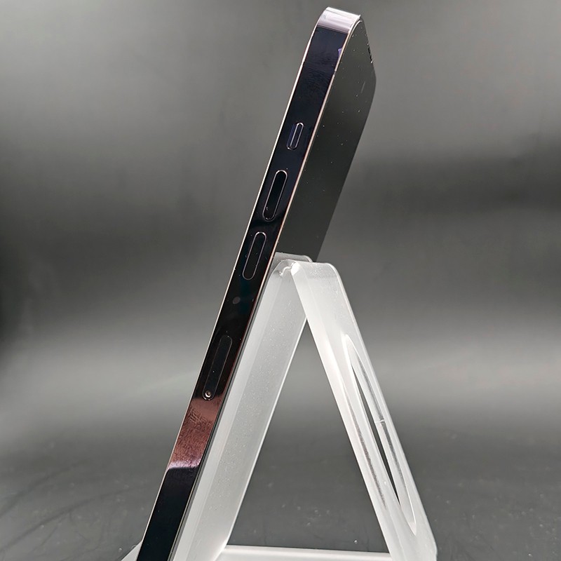 Borde lateral del iPhone 14 Pro Max morado oscuro, marco de acero brillante con botones de volumen y silencio visibles; acabado renovado en excelente estado.