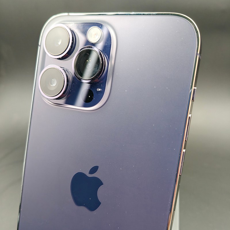 iPhone 14 Pro Max morado oscuro renovado: trasera brillante, triple cámara grande con aro metálico, bordes pulidos, logo Apple centrado. Estado excelente.