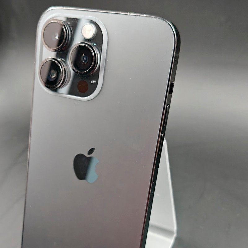 iPhone 14 Pro Max Preto Sideral, câmera tripla com lentes grandes, acabamento em vidro e aço, bordas polidas. Versão 128GB renovada em excelente estado.