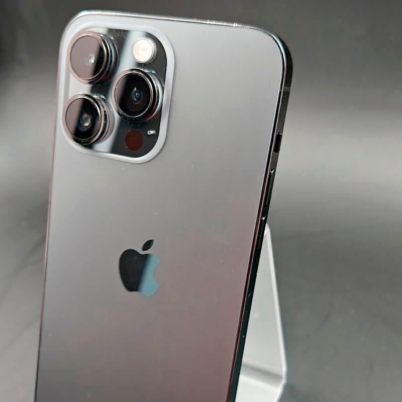 iPhone 14 Pro Max Preto Sideral, câmera tripla com lentes grandes, acabamento em vidro e aço, bordas polidas. Versão 128GB renovada em excelente estado.